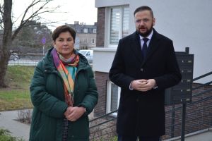 Dyrektor Miejskiej i Powiatowej Biblioteki Publicznej wraz z Burmistrzem Miasta przemawiają do gości zgromadzonych na...