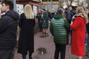 Uczestnicy gali oglądają nowo otwartą plenerową wystawę czasową.