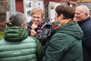 Uczestnicy gali oglądają nowo otwartą plenerową wystawę czasową.